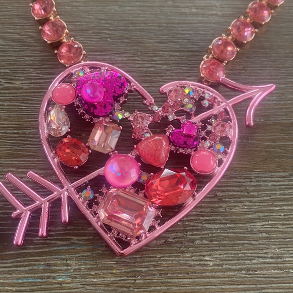 🌺BetseyJohnsonStatement Pink Heart Arrow Necklace - Picture 5 of 10